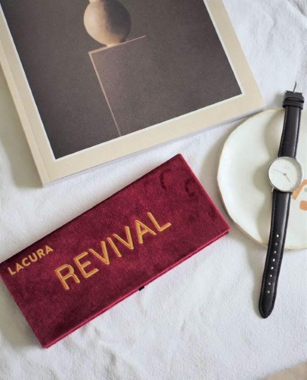 Lacura Revival eyeshadow palette from Aldi flatlay photo